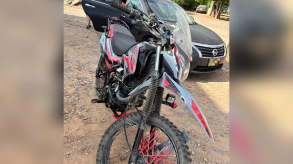 Motociclista resulta lesionado tras choque en la carretera a Las Glorias, frente a Huicho, Guasave, Sinaloa