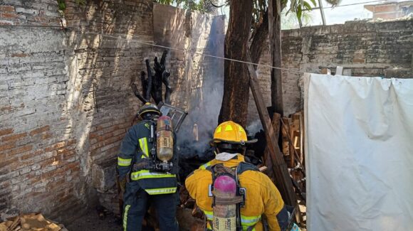 Se incendia patio de vivienda en la colonia Francisco Villa, en Mazatlán