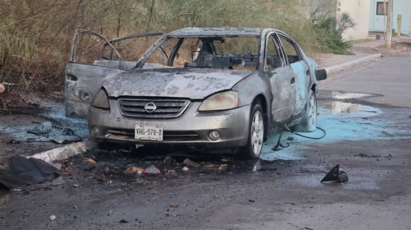Se incendia vehículo en el fraccionamiento Prados del Sur, en Los Mochis, Sinaloa