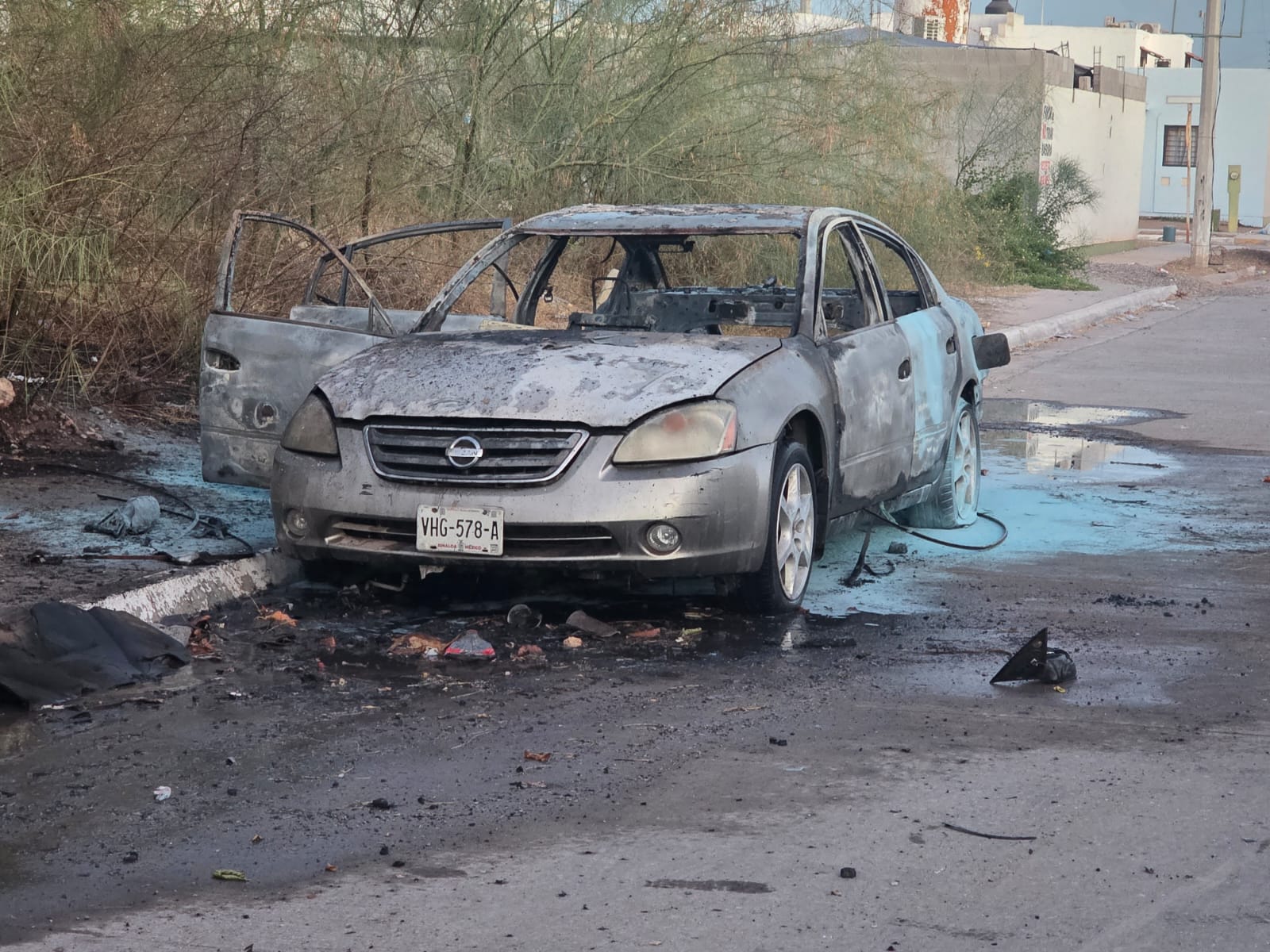 Se incendia vehículo en el fraccionamiento Prados del Sur, en Los Mochis, Sinaloa