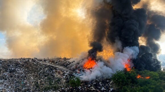 Hay una extensa columna de humo: Se registra incendio en el relleno sanitario del Piggy Back al sur de Culiacán