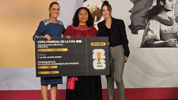 Mundial 2026 | Sheinbaum cumple entregando boletos a futbolistas mexicanas; joven indígena gana el pase para partido inaugural
