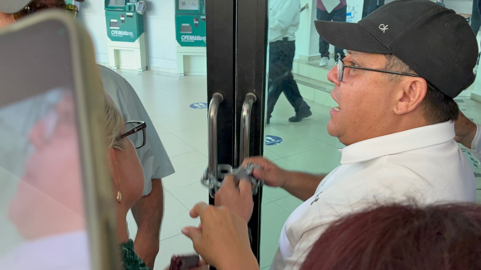 Toman instalaciones de CFE en Los Mochis