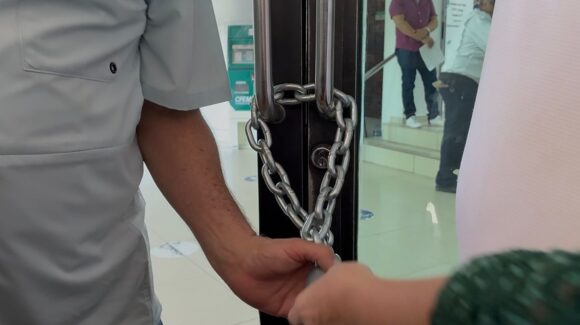 Toman instalaciones de CFE Los Mochis con cadenas y candados; tensión entre manifestantes genera momentos de confrontación