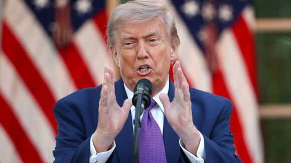 Trump endurece vigilancia sobre remesas; bancos en EU revisarán estatus migratorio de clientes