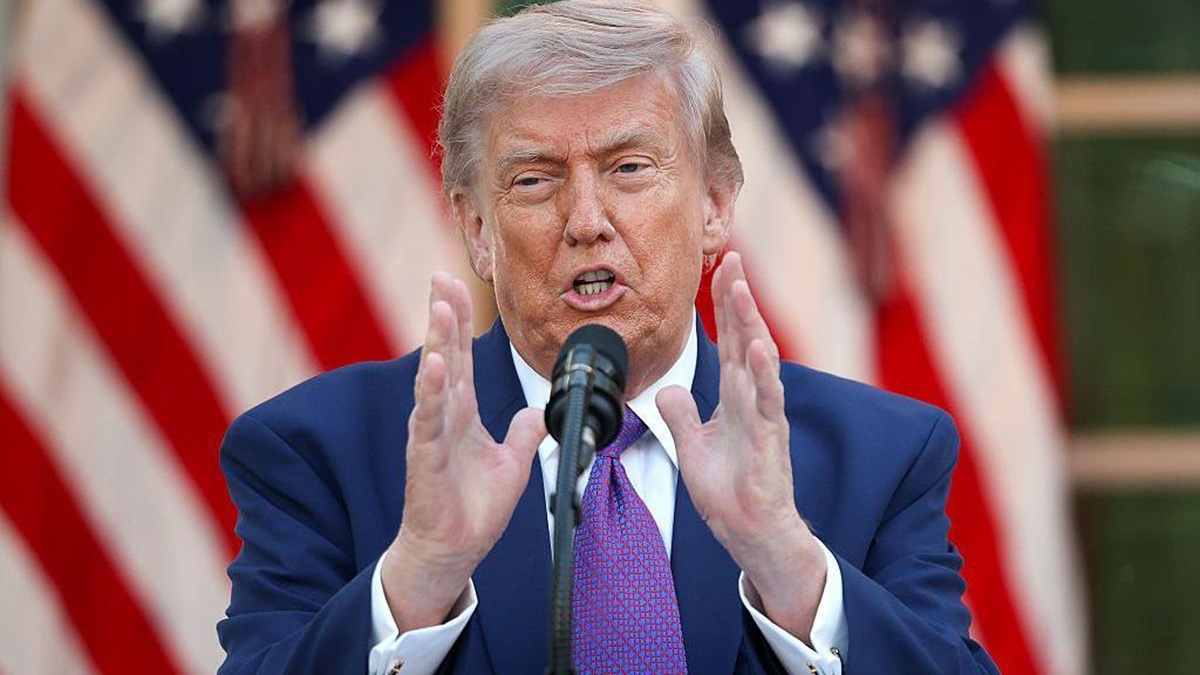 Trump endurece vigilancia sobre remesas; bancos en EU revisarán estatus migratorio de clientes