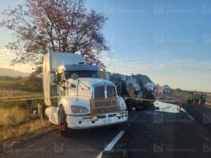 Un muerto y dos heridos deja choque de tráileres sobre la Culiacán Mazatlán