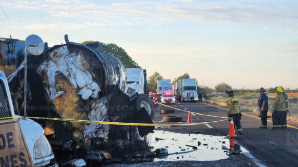 Un muerto y dos heridos deja choque de tráileres sobre la Culiacán-Mazatlán, en las inmediaciones de Pueblos Unidos