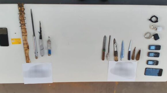 Un tabla con alambre de púas y cuchillos, son localizados tras esculque en el  Penal de Goros 2 en Ahome, Sinaloa