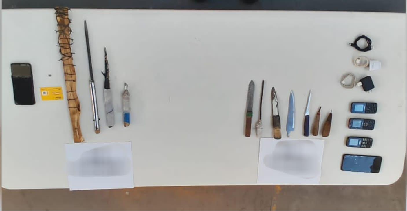 Un tabla con alambre de púas y cuchillos son localizados tras esculque en el Penal de Goros 2 en Ahome, Sinaloa