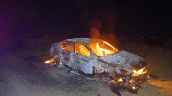 Vehículo se incendia tras salirse de la carretera en La Trinidad, Guasave, Sinaloa; conductora resulta ilesa