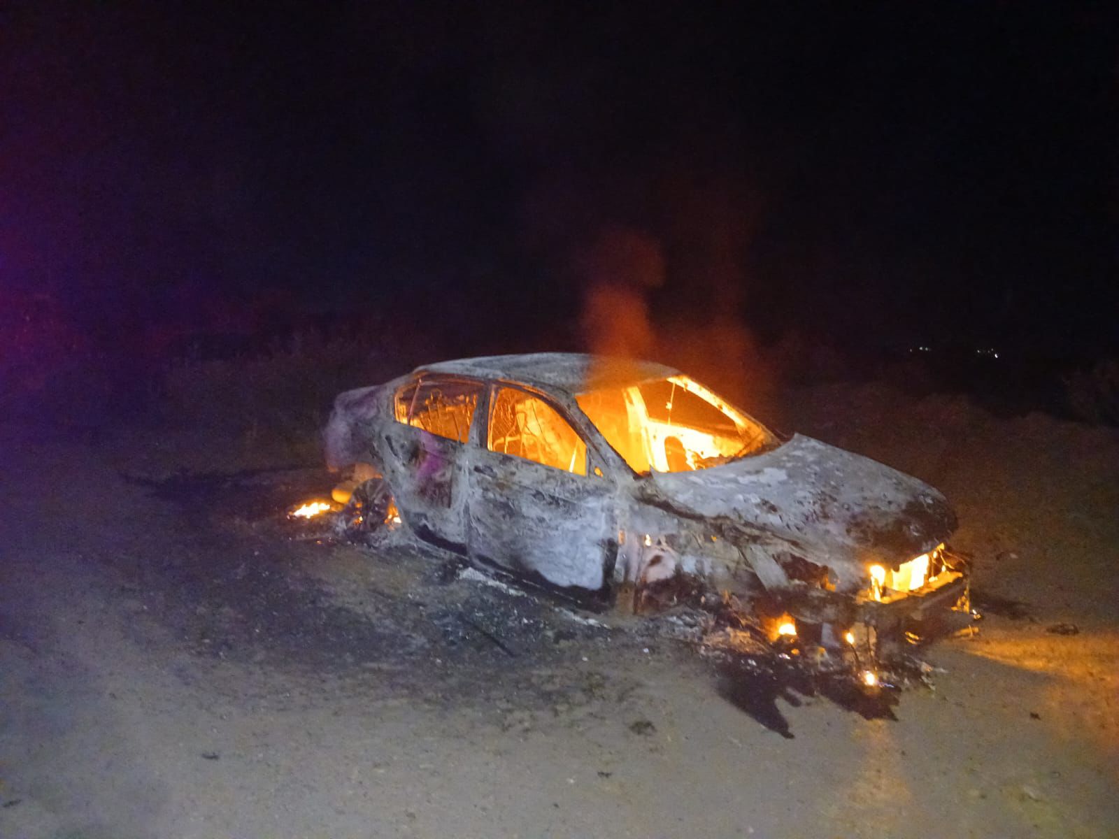 Vehículo se incendia tras salirse de la carretera en La Trinidad, Guasave,Sinaloa