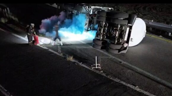 Volcadura de pipa con gasolina provoca cierre total de la autopista Mazatlán-Durango