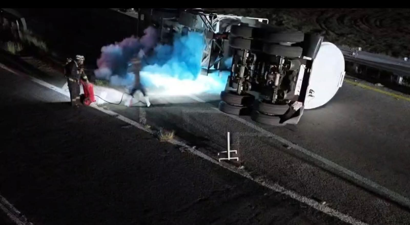 Volcadura de pipa con gasolina provoca cierre total de la autopista Mazatlán-Durango