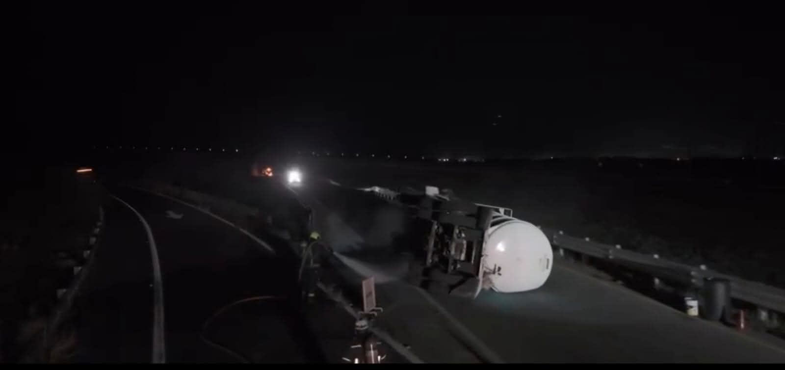Volcadura de pipa con gasolina provoca cierre total de la autopista Mazatlán-Durango
