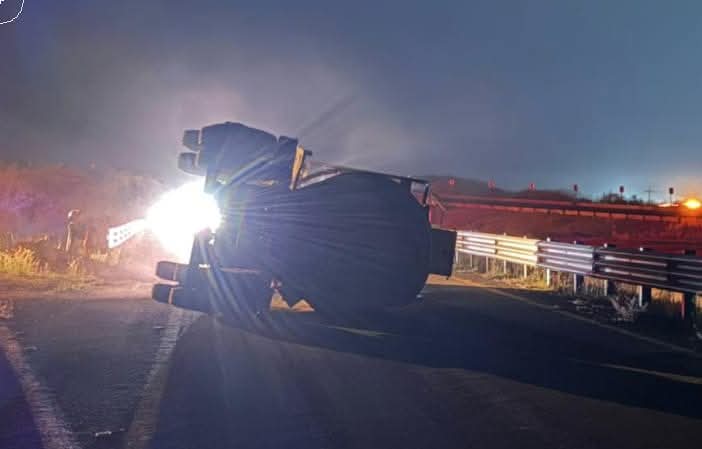 Volcadura de pipa con gasolina provoca cierre total de la autopista Mazatlán-Durango