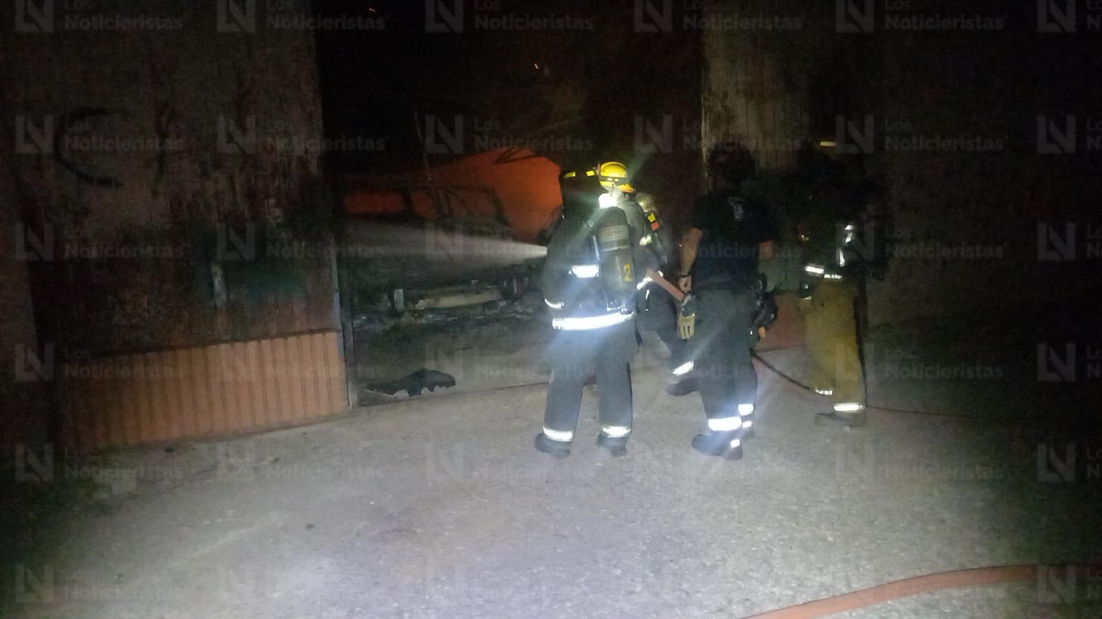 Voraz incendio en campo El Cafetal de Navolato arrasa con bodega y vehículos