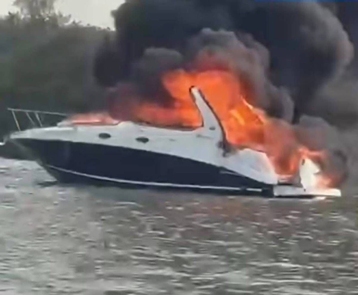 Yate se incendia en Veracruz; tripulantes se arrojaron al mar