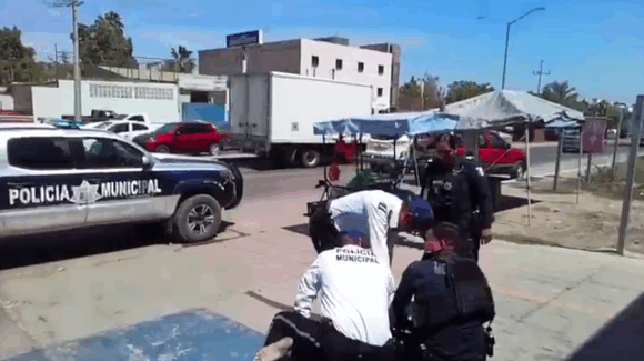 “¿Por qué se lo están llevando?”: Presunto abuso policial en detención de limpiavidrios genera indignación en Guasave