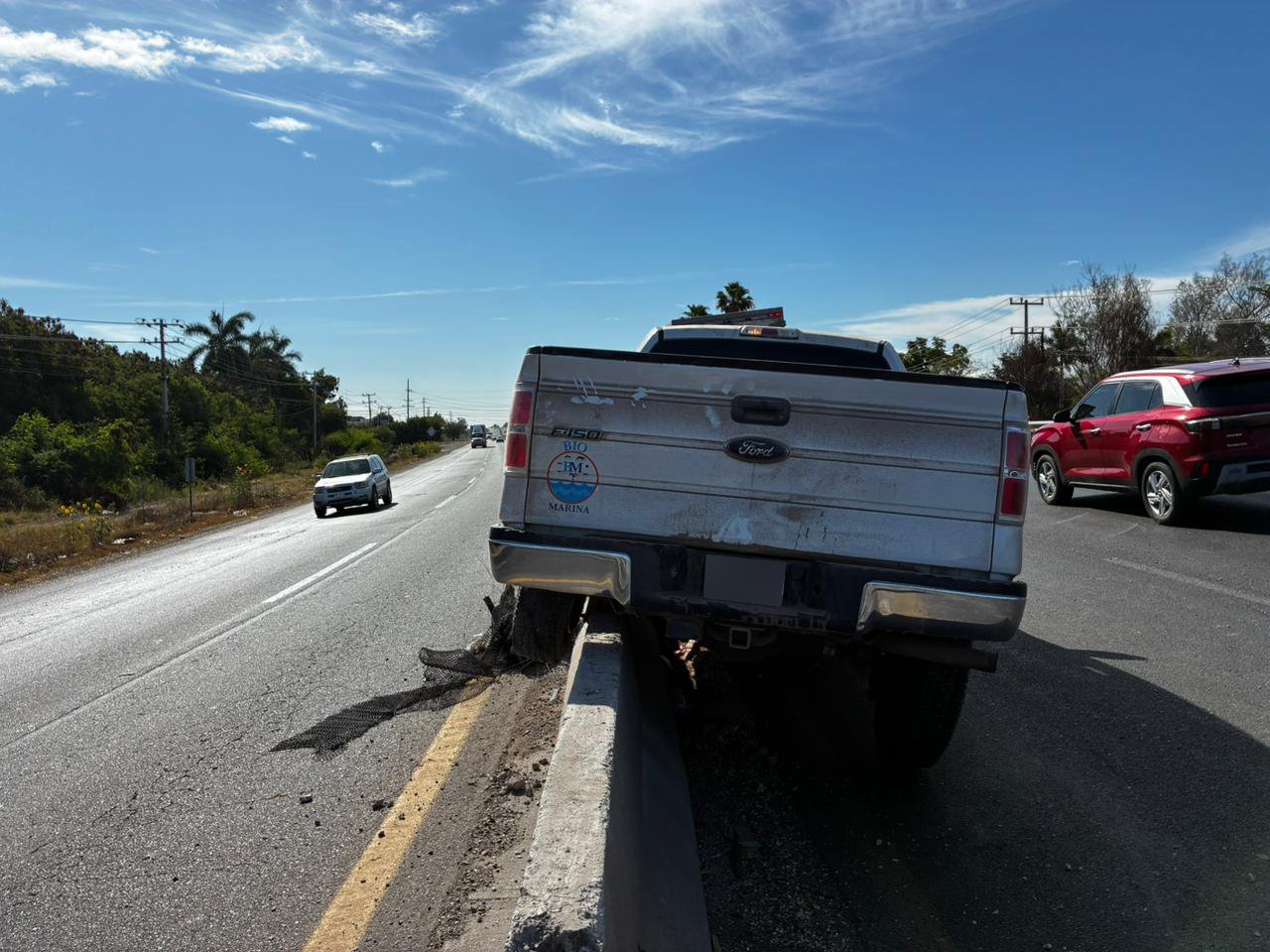 Camioneta Ford Lobo de color blanco arriba del muro de contención