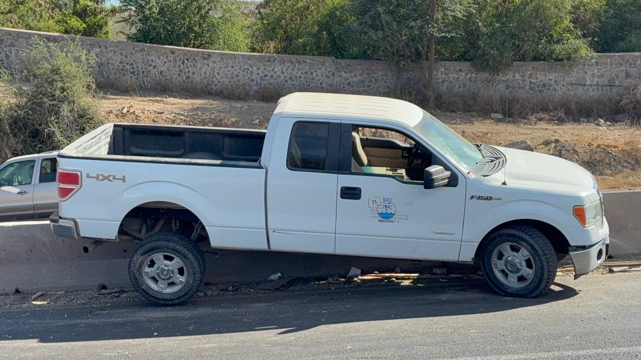 Camioneta Ford Lobo de color blanco arriba del muro de contención