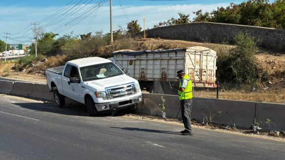 ¡Se quedó dormido! Conductor de camioneta termina arriba del muro de contención de la México 15 en Los Mochis, Sinaloa