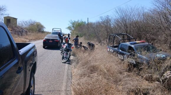 Mujer motociclista se impacta contra un caballo; policías de Choix, Sinaloa, le brindan ayuda