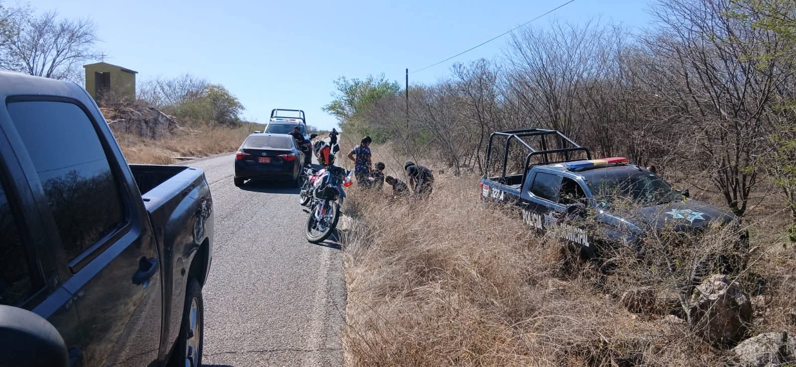 Mujer motociclista se impacta contra un caballo; policías de Choix, Sinaloa, le brindan ayuda