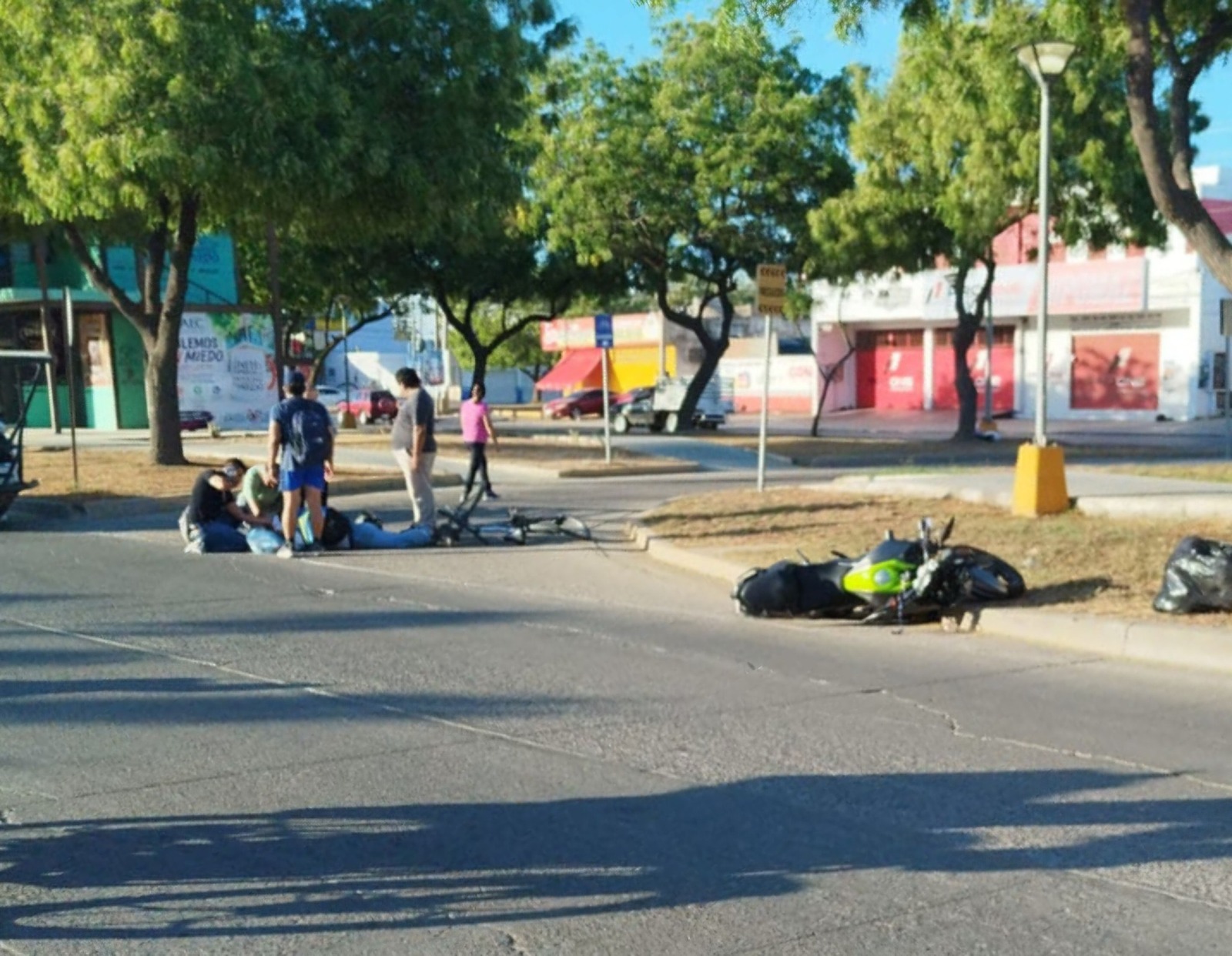 Choque entre motociclista y ciclista deja dos lesionados