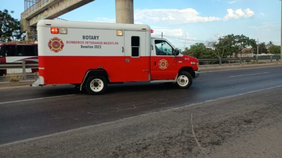 Motociclista resulta lesionado tras chocar al esquivar una cabra al sur de Mazatlán, Sinaloa