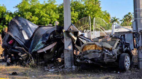 Brutal choque sobre la México 15, en Guamúchil, deja a joven sin vida; auto termina partido a la mitad