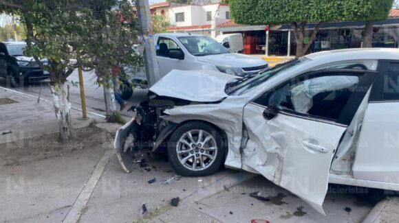 Una mujer resulta lesionada en aparatoso accidente en la colonia Bienestar de Los Mochis, Sinaloa