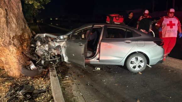 En el mismo lugar y con el  mismo árbol; se registra segundo accidente en bulevar Agustín Ramírez de Los Mochis, Sinaloa