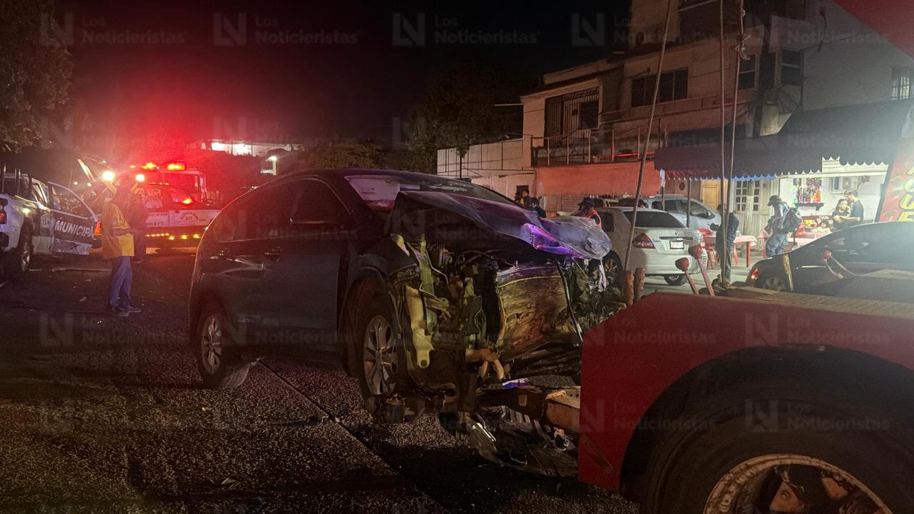 Accidente entre patrulla y vagoneta en la Bienestar de Los Mochis, Sin.