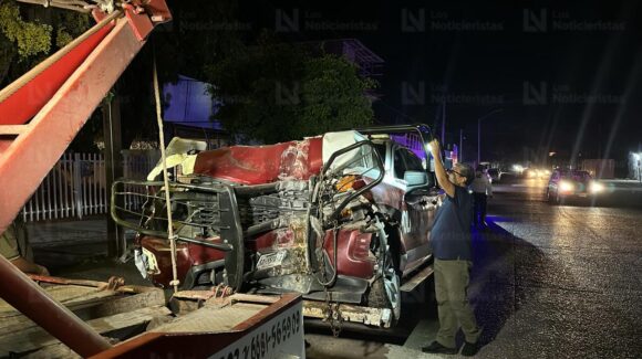 Tres policías prensados y una pareja lesionada deja choque entre una patrulla y una vagoneta en la Bienestar de Los Mochis