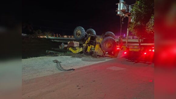 Aparatosa carambola en zona industrial de Guasave deja seis vehículos dañados