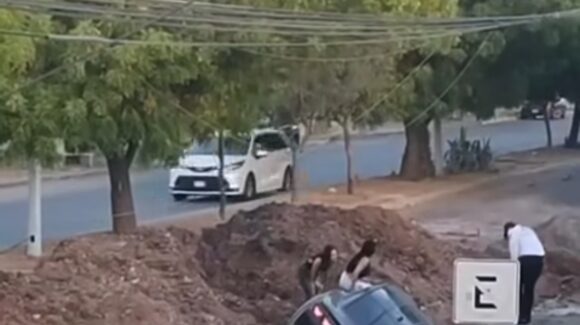 Dos jovencitas sufren lesiones tras caer en una obra en construcción en Residencial del Valle en Los Mochis, Sinaloa