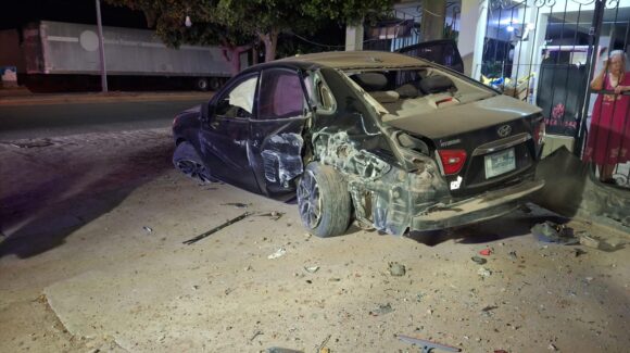 Mujer resulta lesionada tras chocar contra una vivienda en la colonia Miguel Hidalgo de la ciudad de Los Mochis, Sinaloa