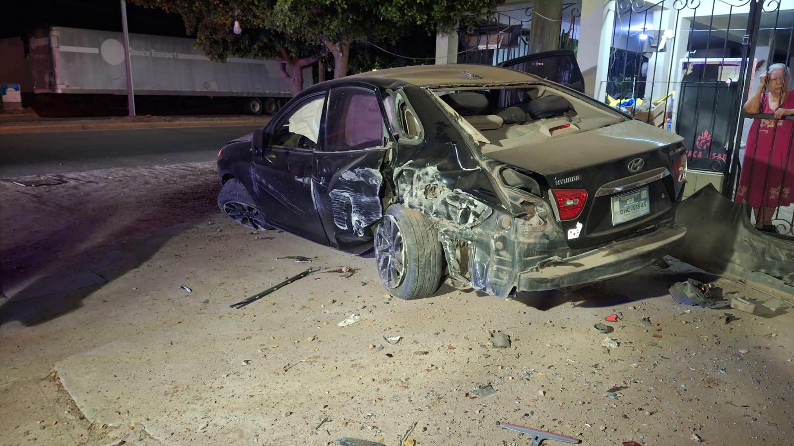 Mujer resulta lesionada tras chocar contra una vivienda en la colonia Miguel Hidalgo de la ciudad de Los Mochis, Sinaloa