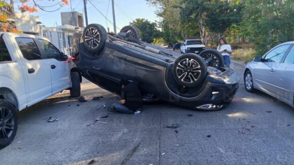Accidente provoca volcadura de un vehículo en la San Fernando, en Los Mochis, Sinaloa; hay un lesionado