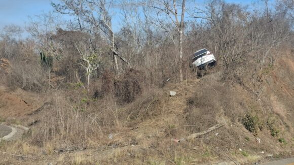 Automóvil termina sobre un cerro tras salirse de la carretera en Mazatlán, Sinaloa