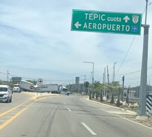 Accidente entre camión de volteo y tráiler deja daños materiales al sur de Mazatlán