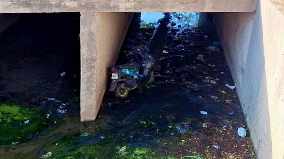 Motoneta termina dentro de canal pluvial en Mazatlán; moviliza a cuerpos de emergencia