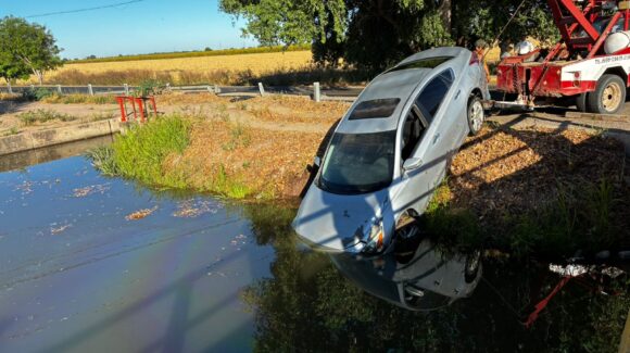 Conductor de vehículo cae a canal del entronque Compuerta – Los Mochis, en Ahome