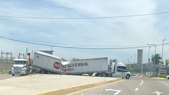 Accidente entre camión de volteo y tráiler deja daños materiales al sur de Mazatlán, Sinaloa