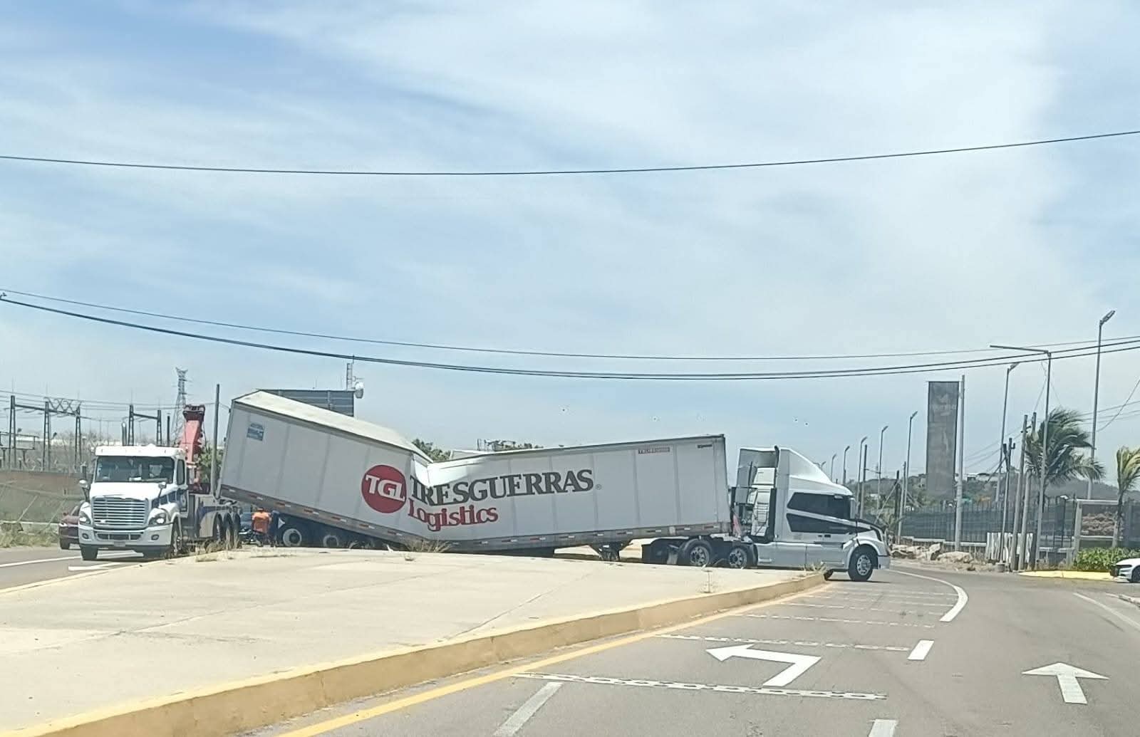 Accidente entre camión de volteo y tráiler deja daños materiales al sur de Mazatlán