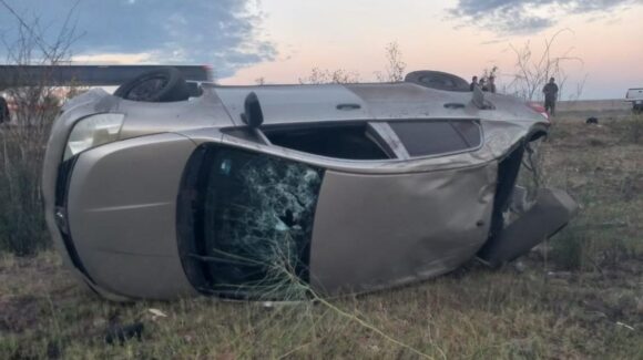 Aparatoso accidente en la carretera Internacional México 15 deja dos vehículos volcados y daños materiales en Guasave, Sinaloa