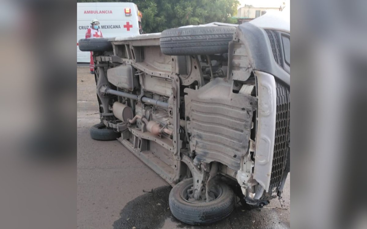 Volcadura de camioneta deja dos jóvenes lesionados en Mazatlán