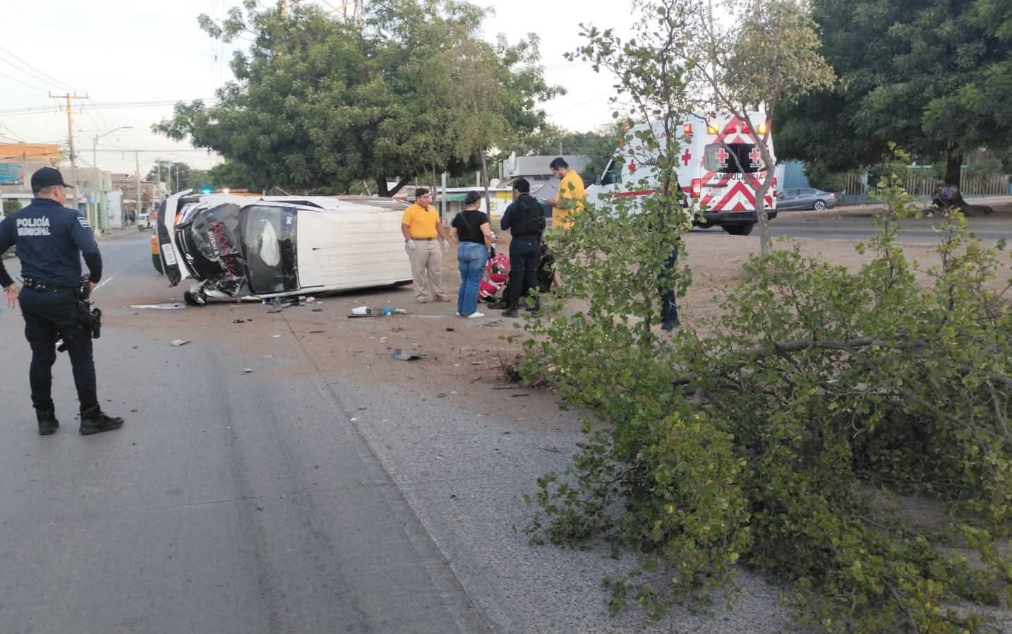 Volcadura de camioneta deja dos jóvenes lesionados en Mazatlán