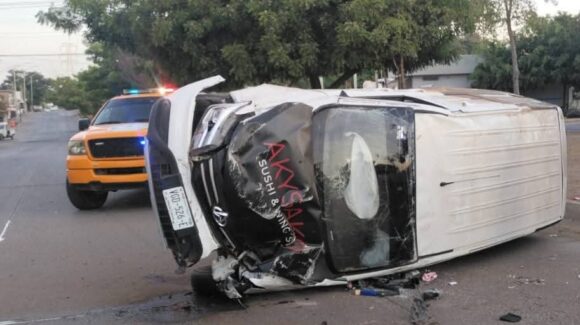 Volcadura de camioneta deja dos jóvenes lesionados en Mazatlán, Sinaloa